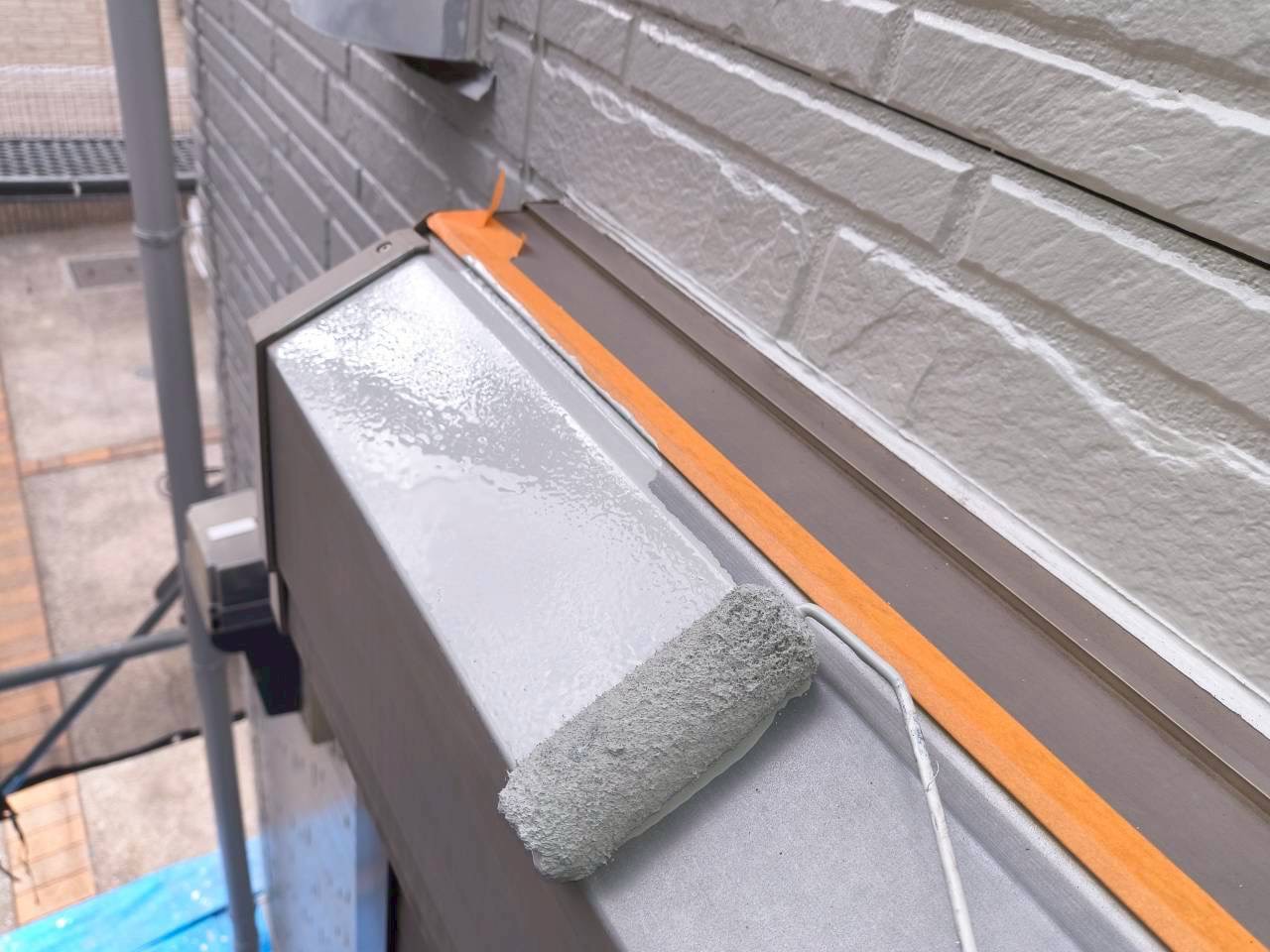 シャッターボックスを外壁と同色で塗装中